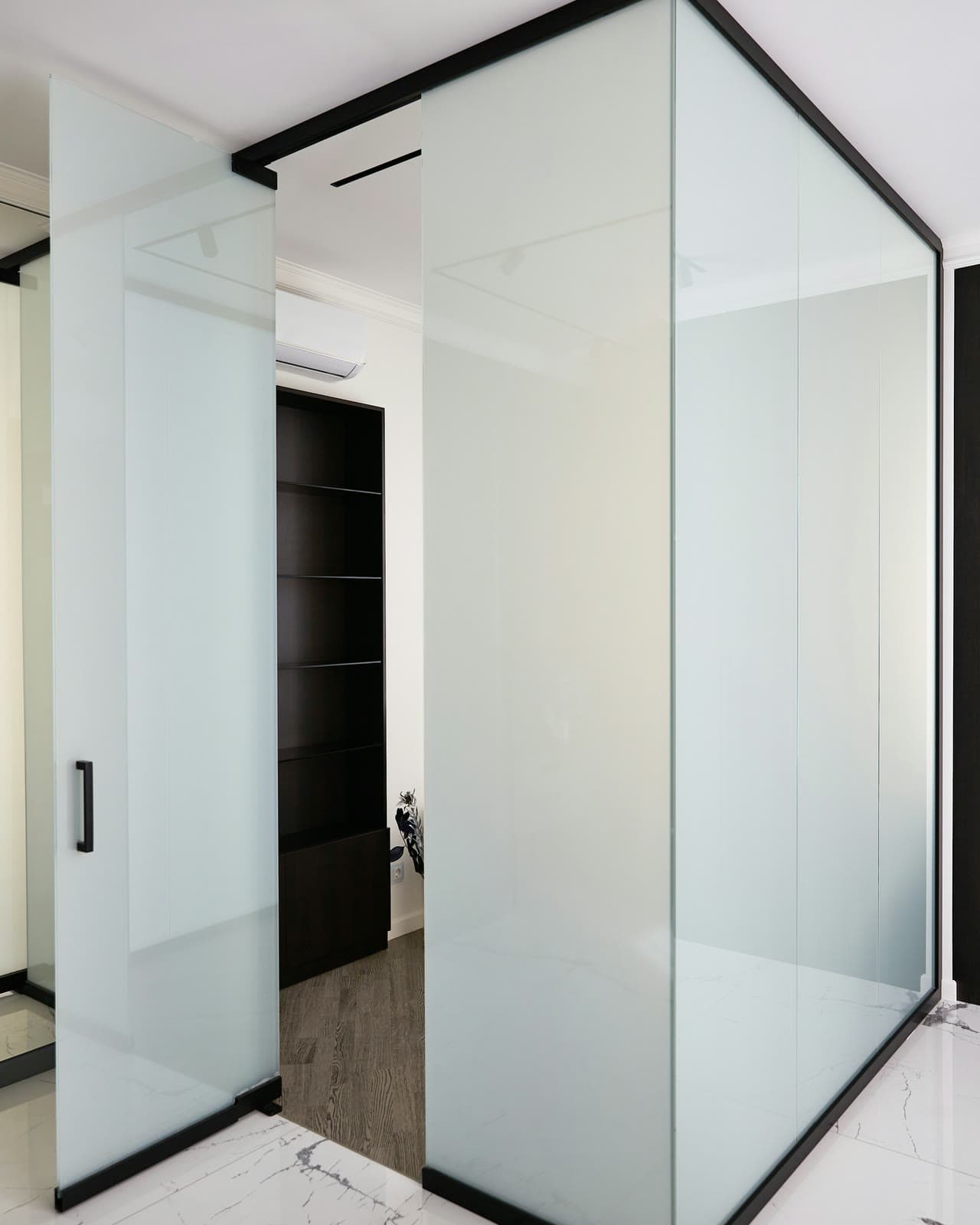 Interior partition in frosted glass with a sliding door