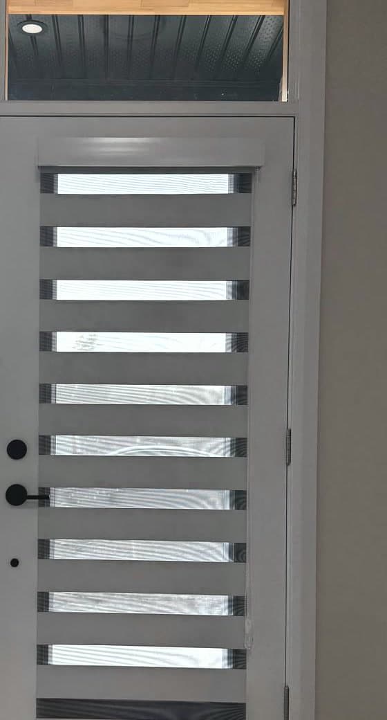 Porte d'entrée avec vitrage à bandes givrées