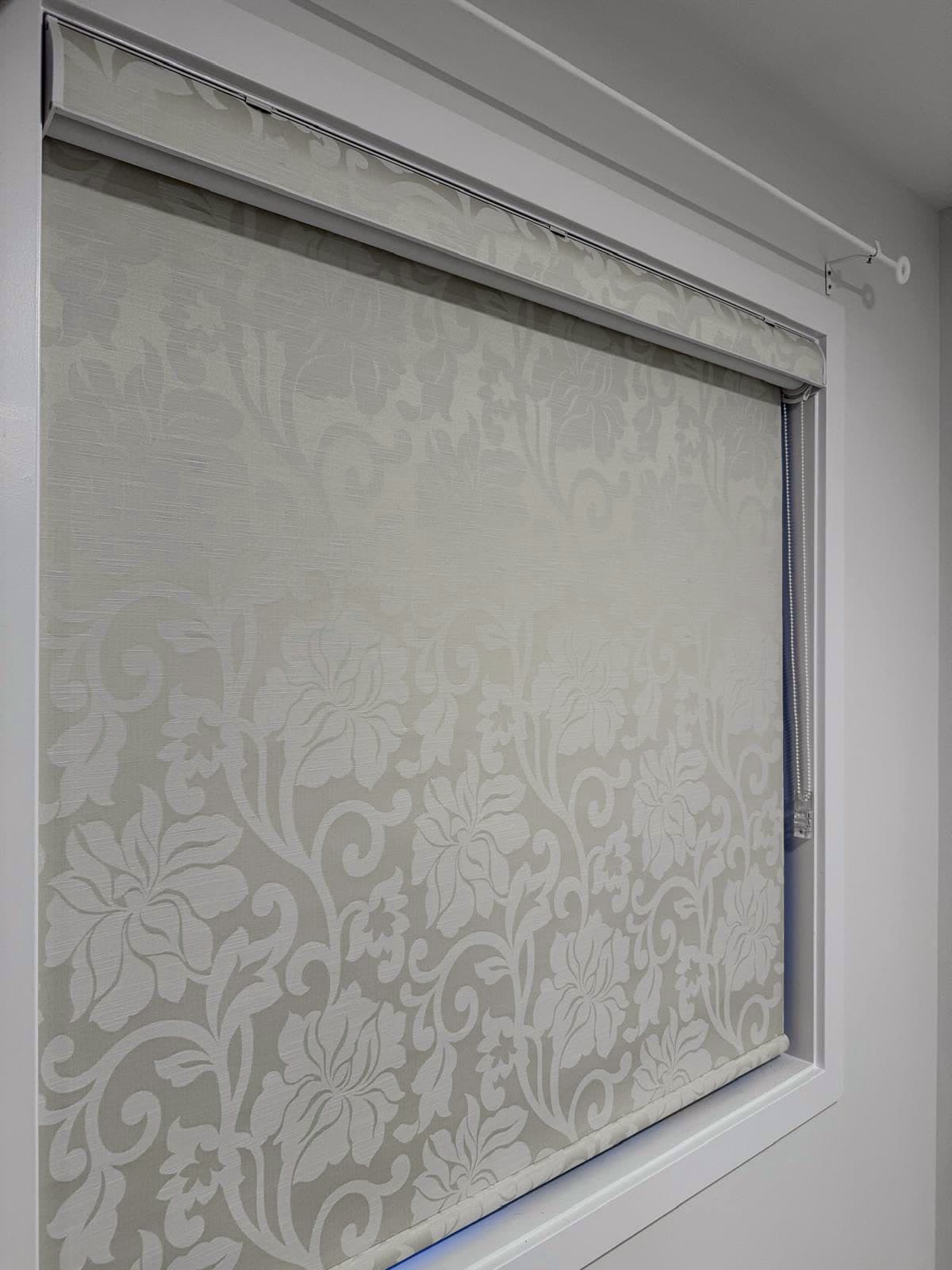Toile enrouleuse à motif damassé