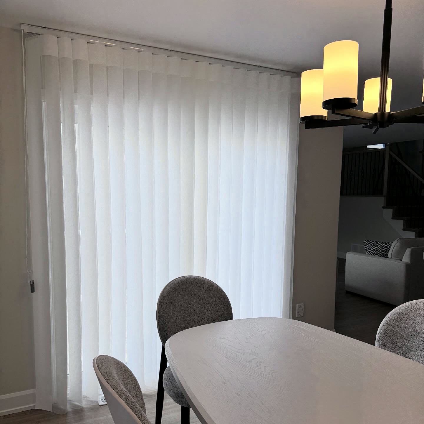 Voilages verticaux dans une salle à manger