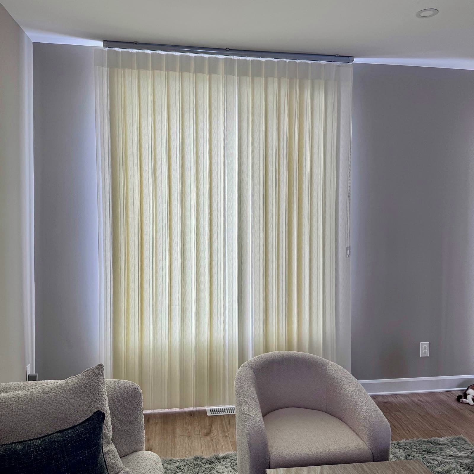 Voilages verticaux dans un salon